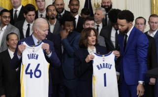 Kitokia viešnagė Vašingtone: NBA čempionams Baltuosuose rūmuose rankas spaudė Bidenas